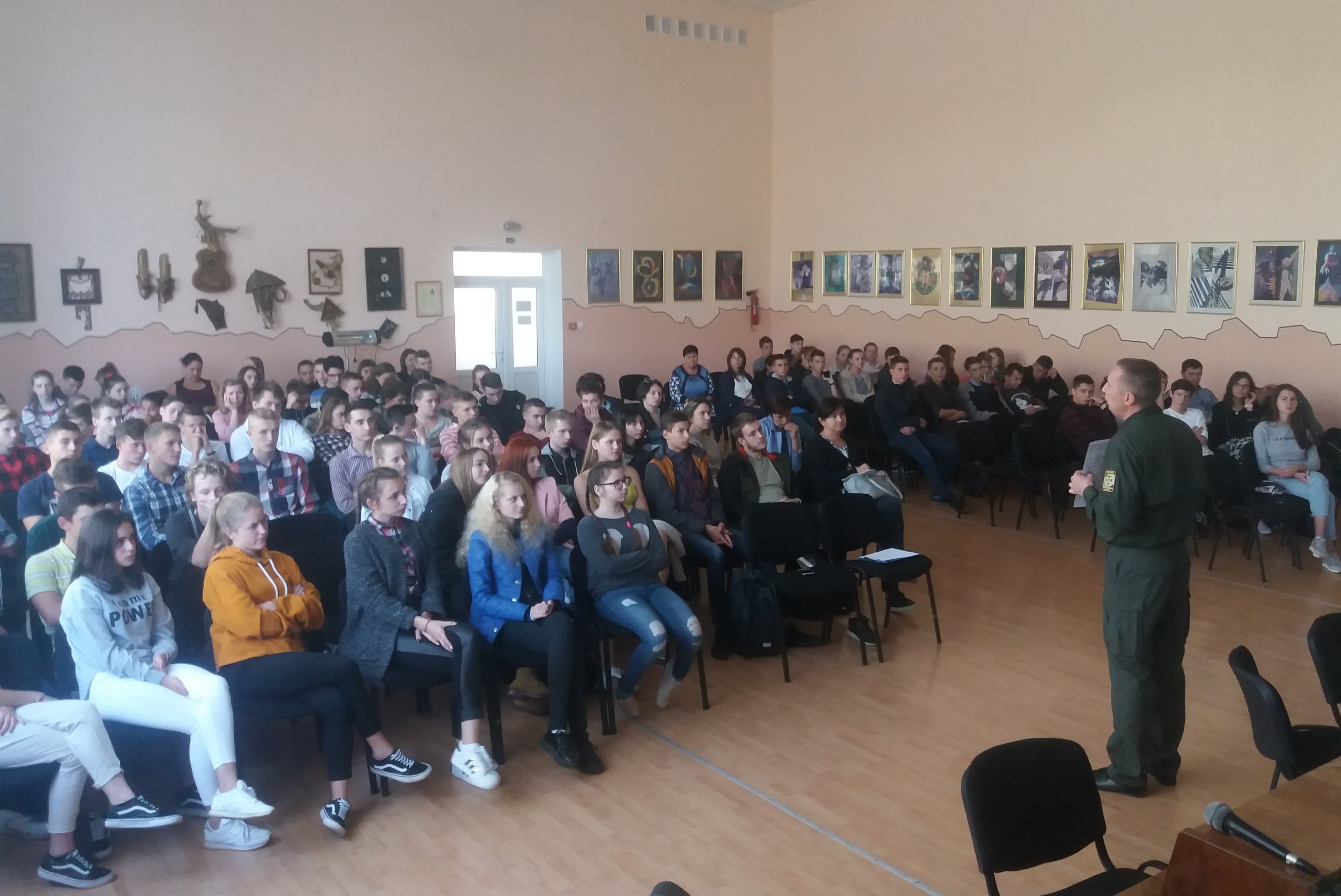 Випускники шкіл Ужгорода зустрілись з прикордонниками Хмільниччини (ФОТО)