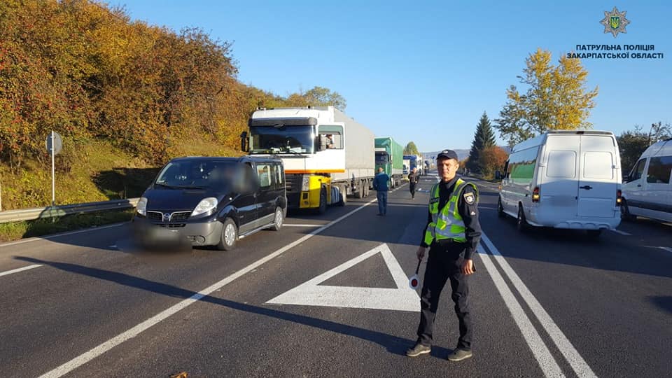 До уваги водіів! Патрульна поліція Закарпатської області інформує про тимчасове ускладнення руху (ФОТО)