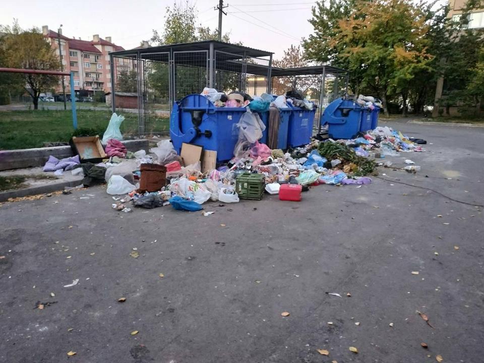 У Мукачеві ще один сміттєвий майданчик завалений сміттям - соцмережі (ФОТО)