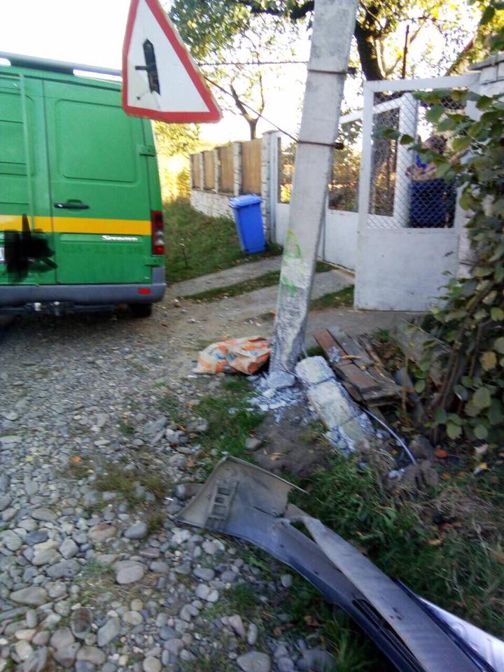 На Виноградівщині автомобіль зніс електроопору: є загиблі