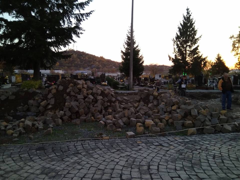 Мукачівцям на цвинтарі влаштували "сюрприз" (ФОТО)