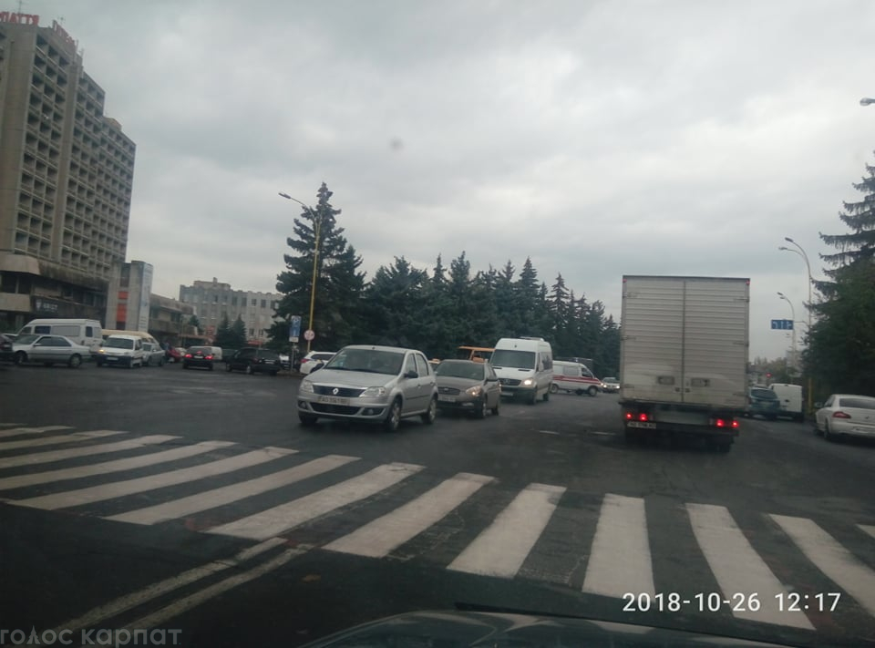 В Ужгороді на проспекті Свободи сталася аварія (ФОТО)