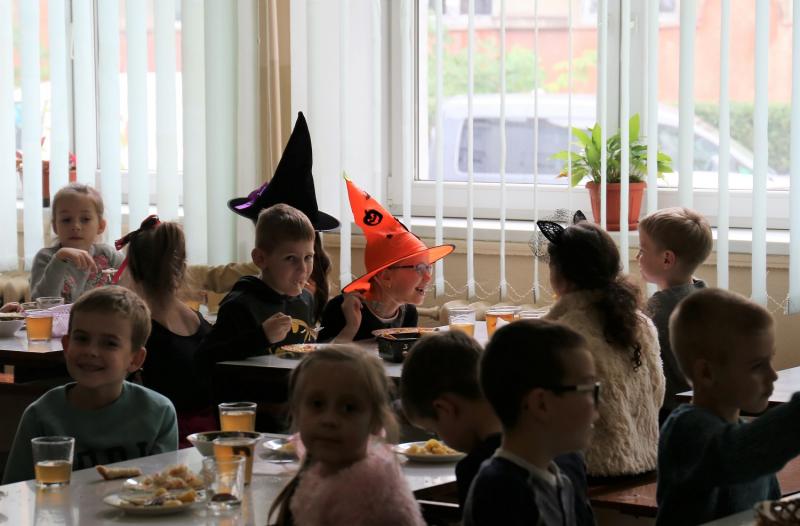 Цукерки або смерть: Як ужгородська школа Хеловін святкує (ФОТОРЕПОРТАЖ)