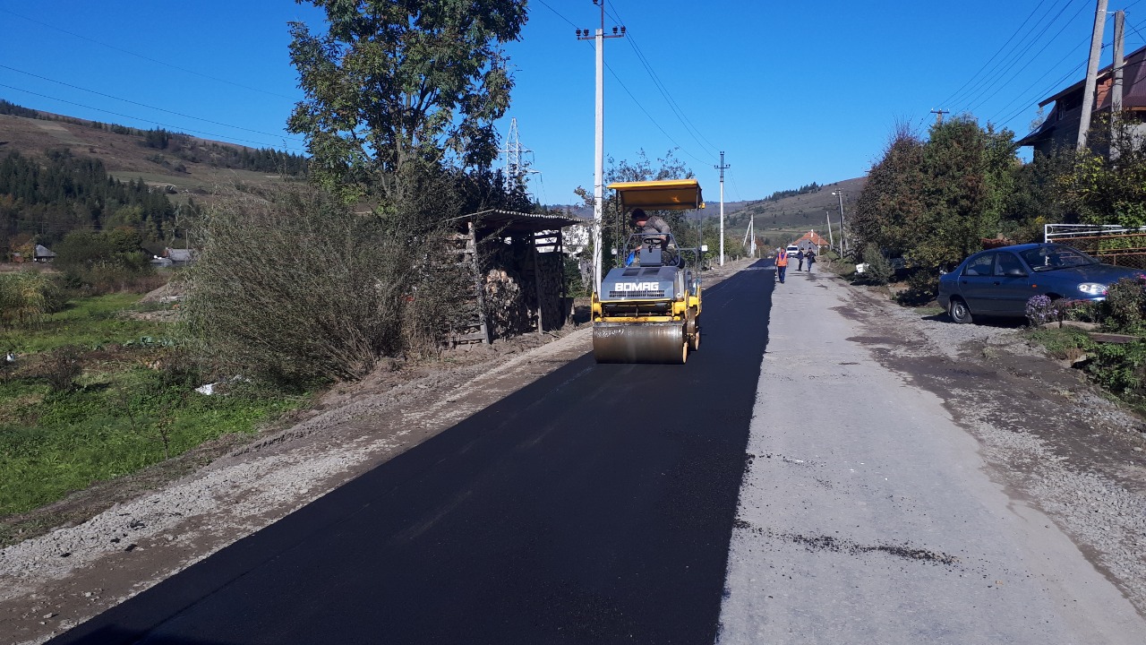 До гірськолижних підйомників у Пилипці на Закарпатті ремонтують дорогу (ФОТО)