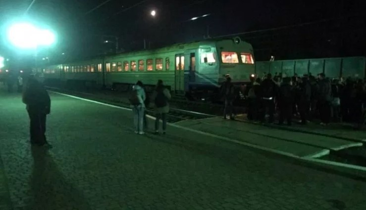 На станції «Сколе» люди заблокували електричку «Мукачево-Львів»