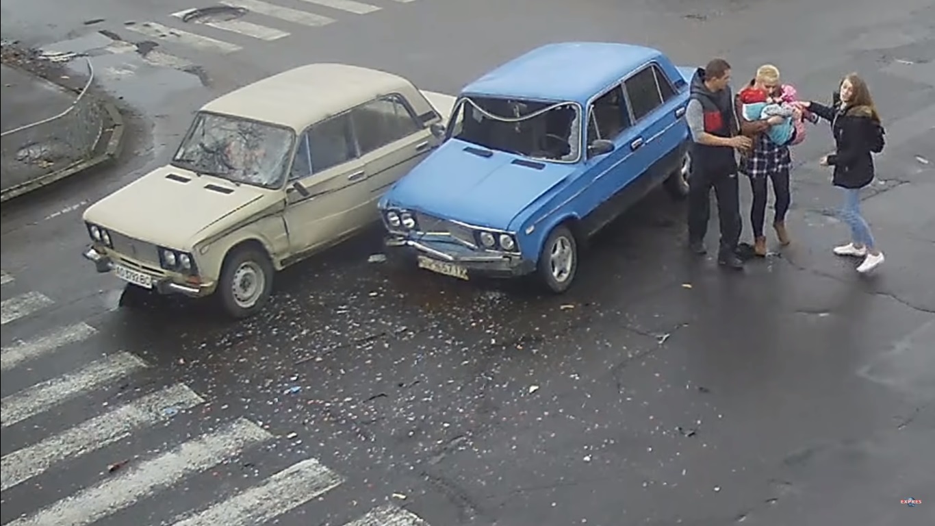 У Виноградові два автомобілі "ВАЗ" зіткнулися на перехресті (ВІДЕО)