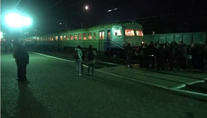 На Львівщині мешканці Сколе заблокували електропоїзд (ФОТО)