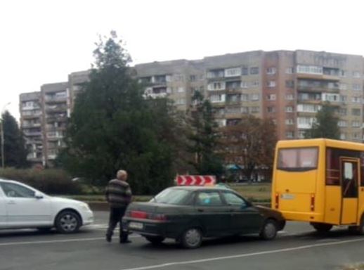 В Ужгороді маршрутка № 58 потрапила в аварію (ФОТО)