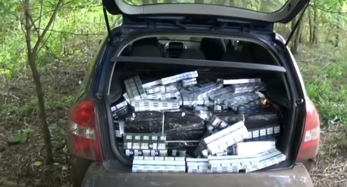 Нічийне авто з українськими цигарками знайшли угорські поліцейські (відео)
