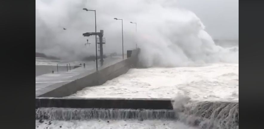 Велетенські хвилі "накрили" острів Мадейра (відео)