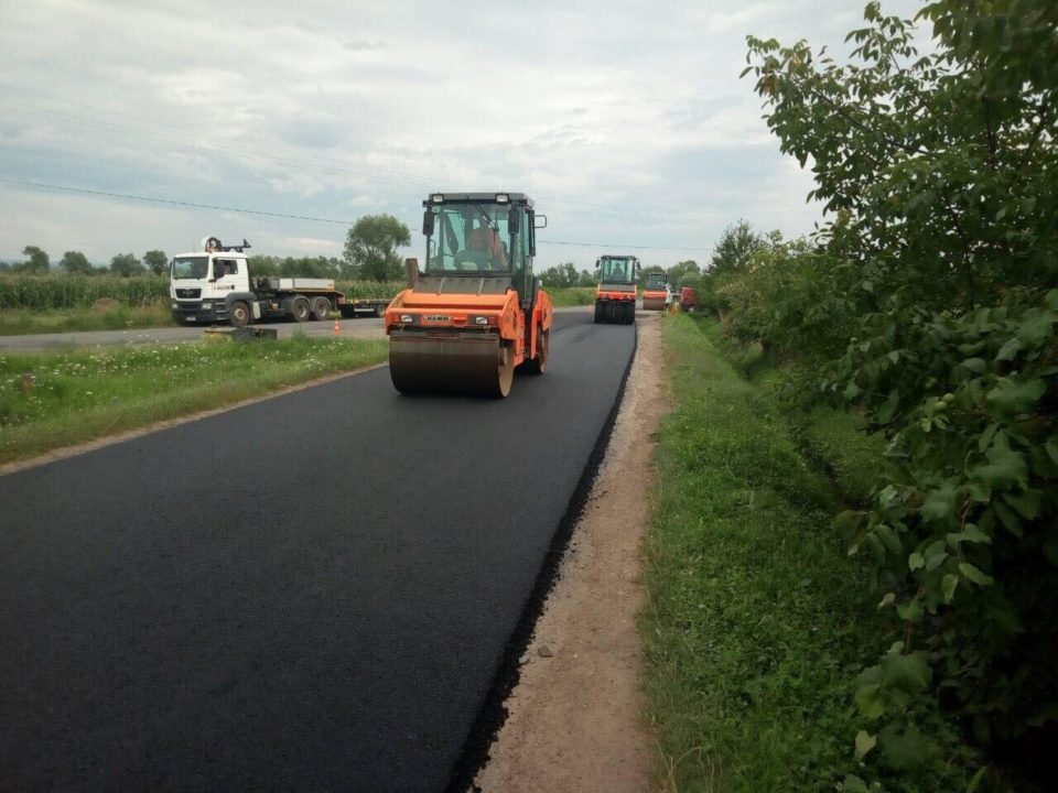 У Хустському районі ремонтують дорогу до кордону з Румунією (ФОТО)