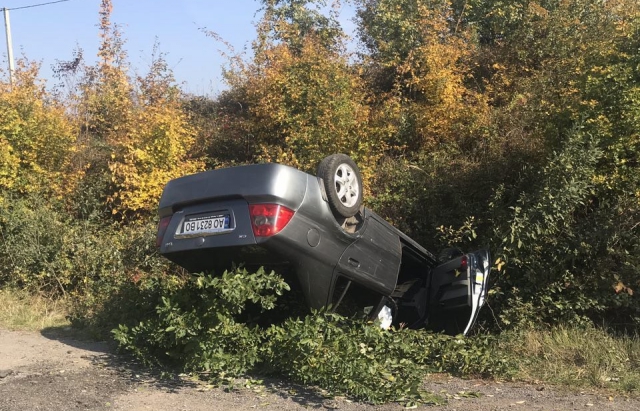 На трасі "Мукачево-Рогатин" сталася ДТП: автівка в кюветі (ФОТО)