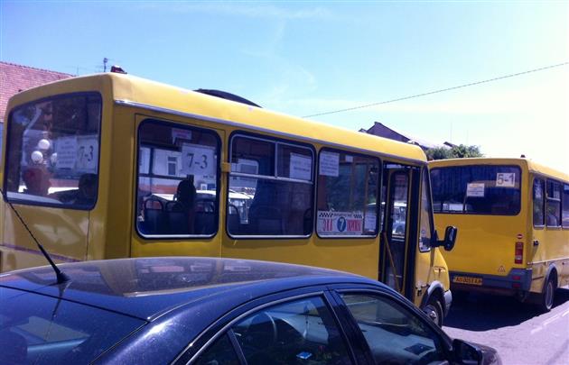 У Мукачеві скасували два популярні автобусні маршрути