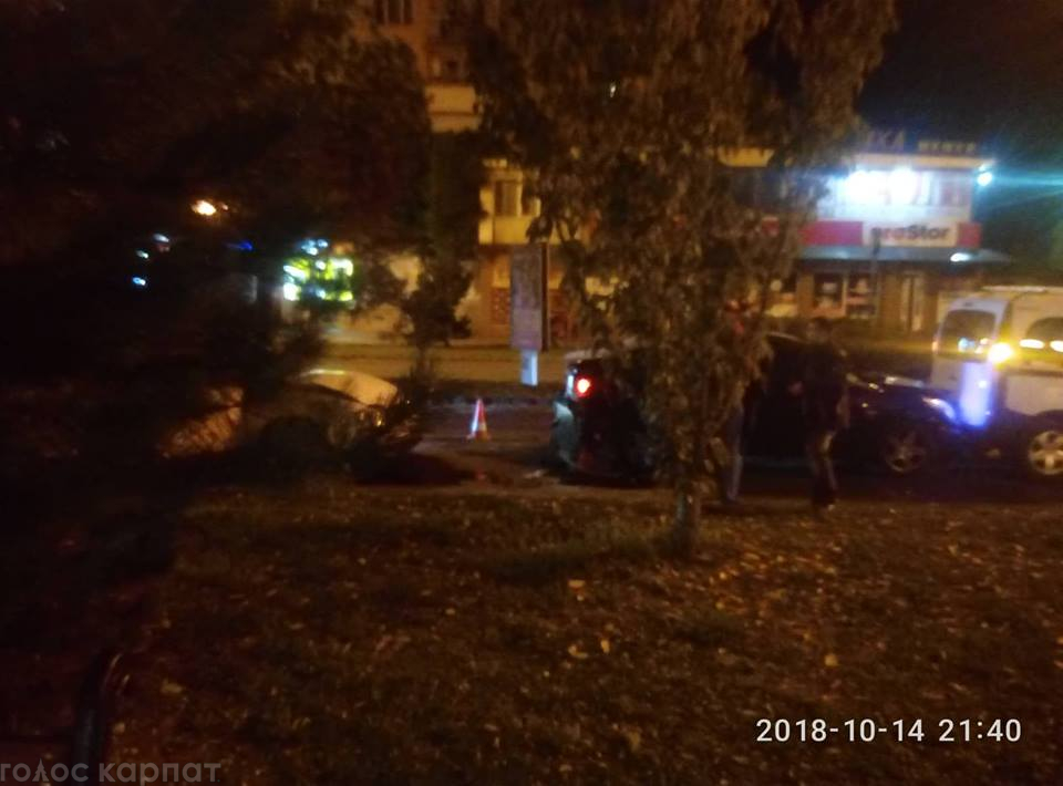 Нічна ДТП в Ужгороді: три авто не розминулися на дорозі