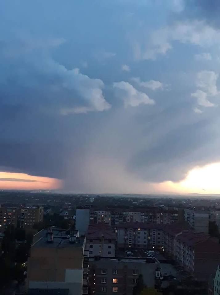 У мережі показали торнадо, який вирував неподалік Ужгорода (ФОТО)