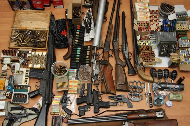 Снаряди, гранати та вогнепальна: закарпатці принесли в поліцію понад півтори сотні одиниць зброї