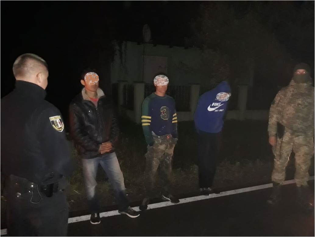 На Закарпатті поруч кордону затримали порушників з "аксесуарами" контрабандистів та газовим балончиком (ФОТО)