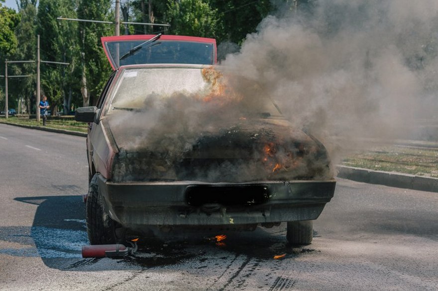 У Хусті загорівся автомобіль: власник автомобіля отримав опіки