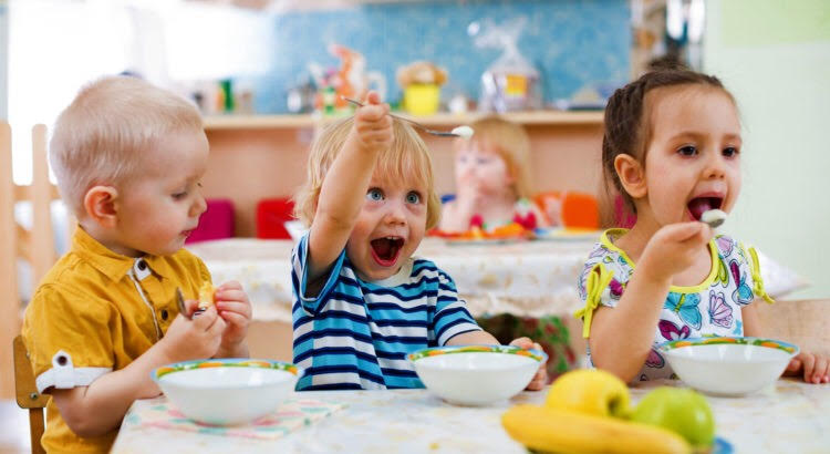 Чим годують дітей у дитячих садках Ужгорода та Італії (ФОТО)