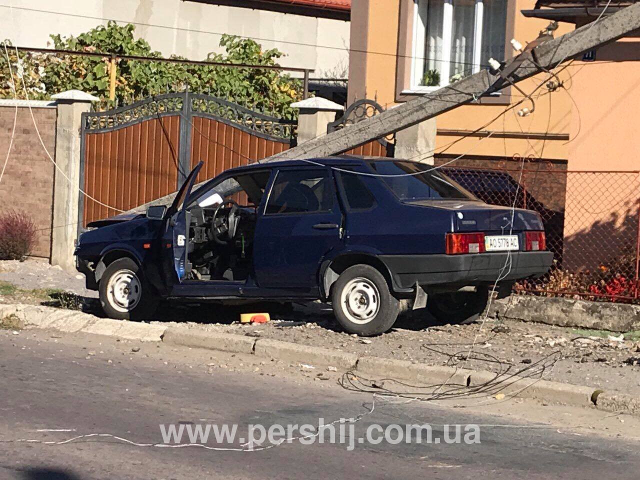 П'яний водій у Мукачеві збив електричний стовп (ВІДЕО+ФОТО)