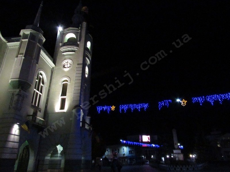 В центрі Мукачева палає новорічна ілюмінація (ФОТО)