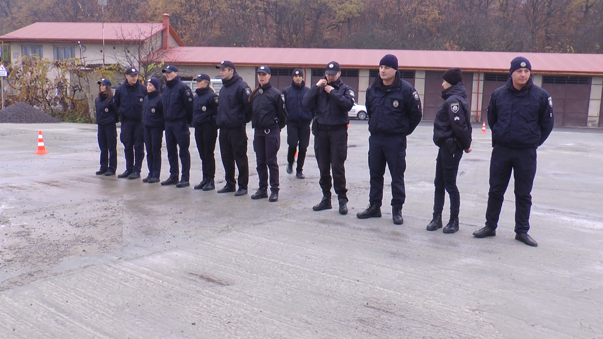 "Поліцейський автослалом": в Ужгороді патрульні змагались у керуванні авто з перешкодами (ВІДЕО)