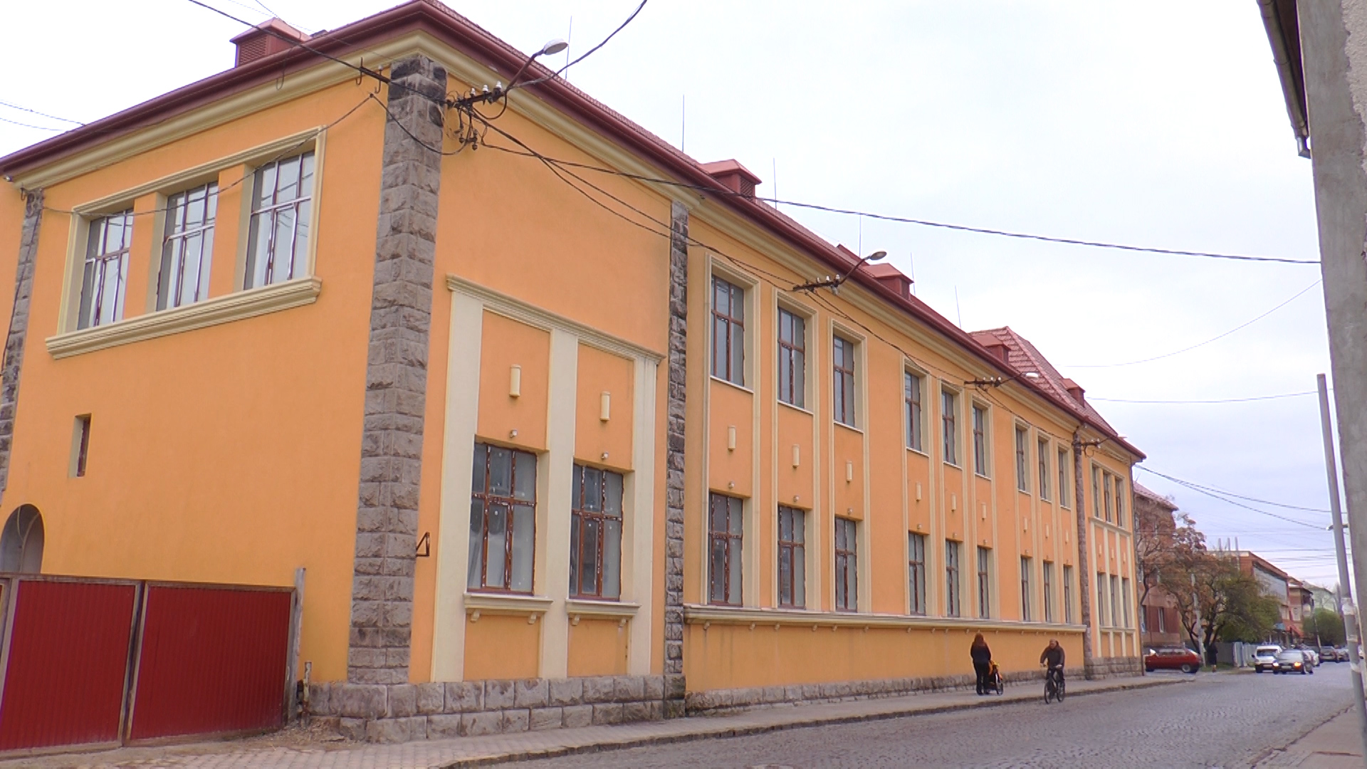 Реконструкція довжиною у безкінечність: Палац культури та мистецтв у Мукачеві ніяк не відремонтують (ВІДЕО)