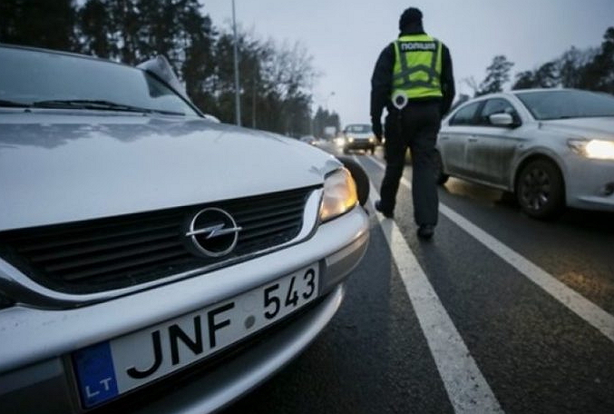 Закарпатські поліцейські зобов’язані повідомляти митників про "євробляхерів"-порушників