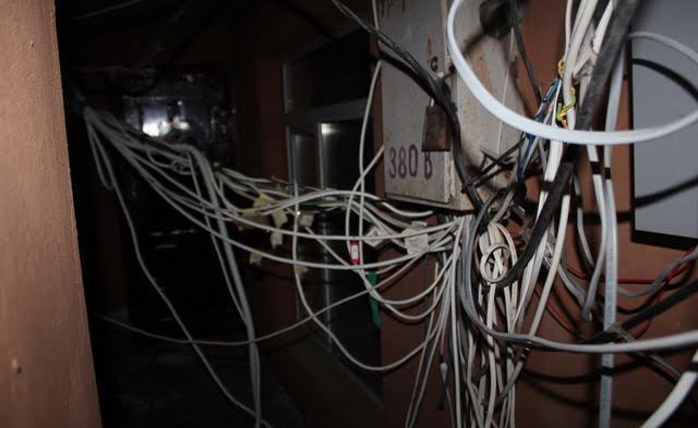 Крадії залишили ужгородську багатоповерхівку без кабелю заземлення