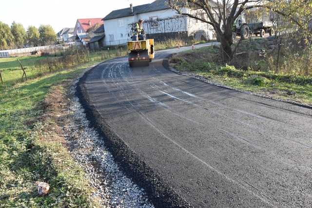 В Іршаві продовжуються роботи з поточного ремонту доріг місцевого значення