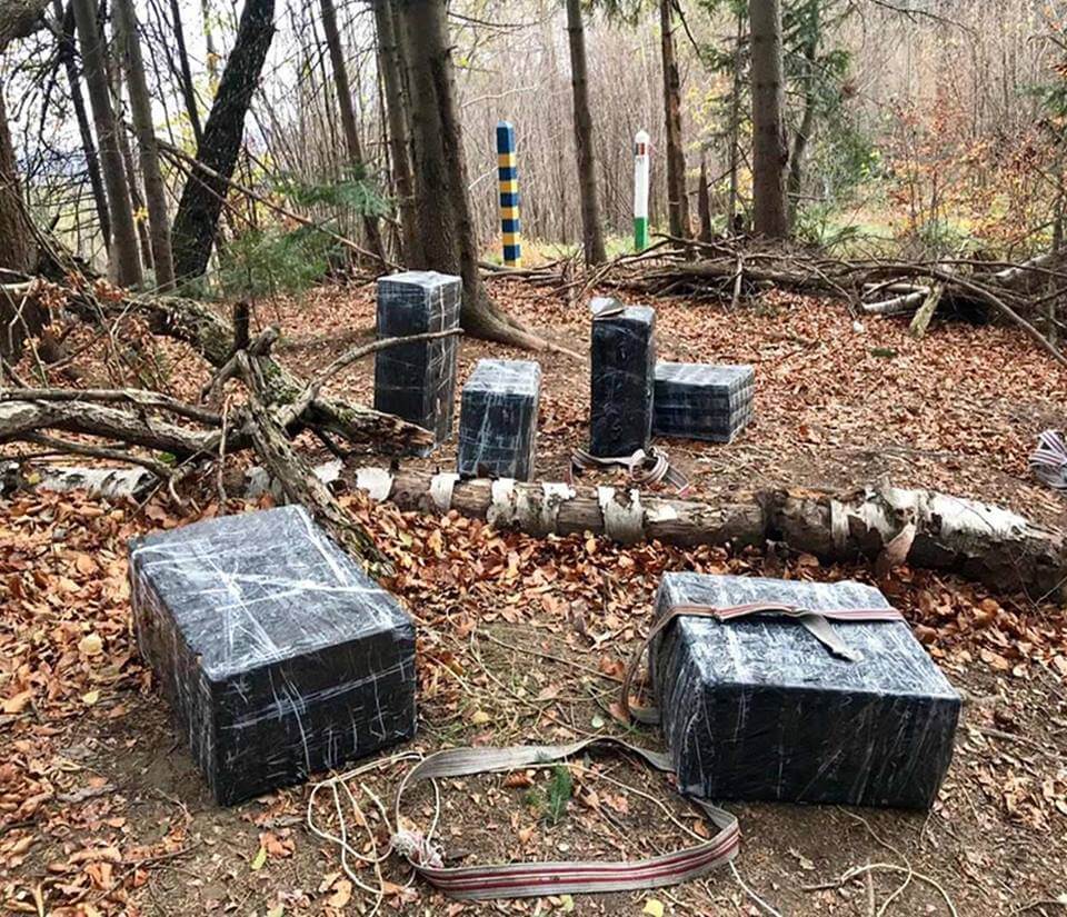 На Буковині прикордонники Чернівецького загону завадили трьом спробам незаконного переміщення через державний кордон тютюнової контрабанди.