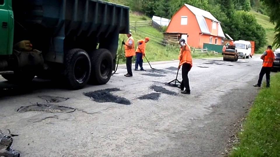 Закарпатського посадовця підозрюють у розтраті коштів на ремонт доріг