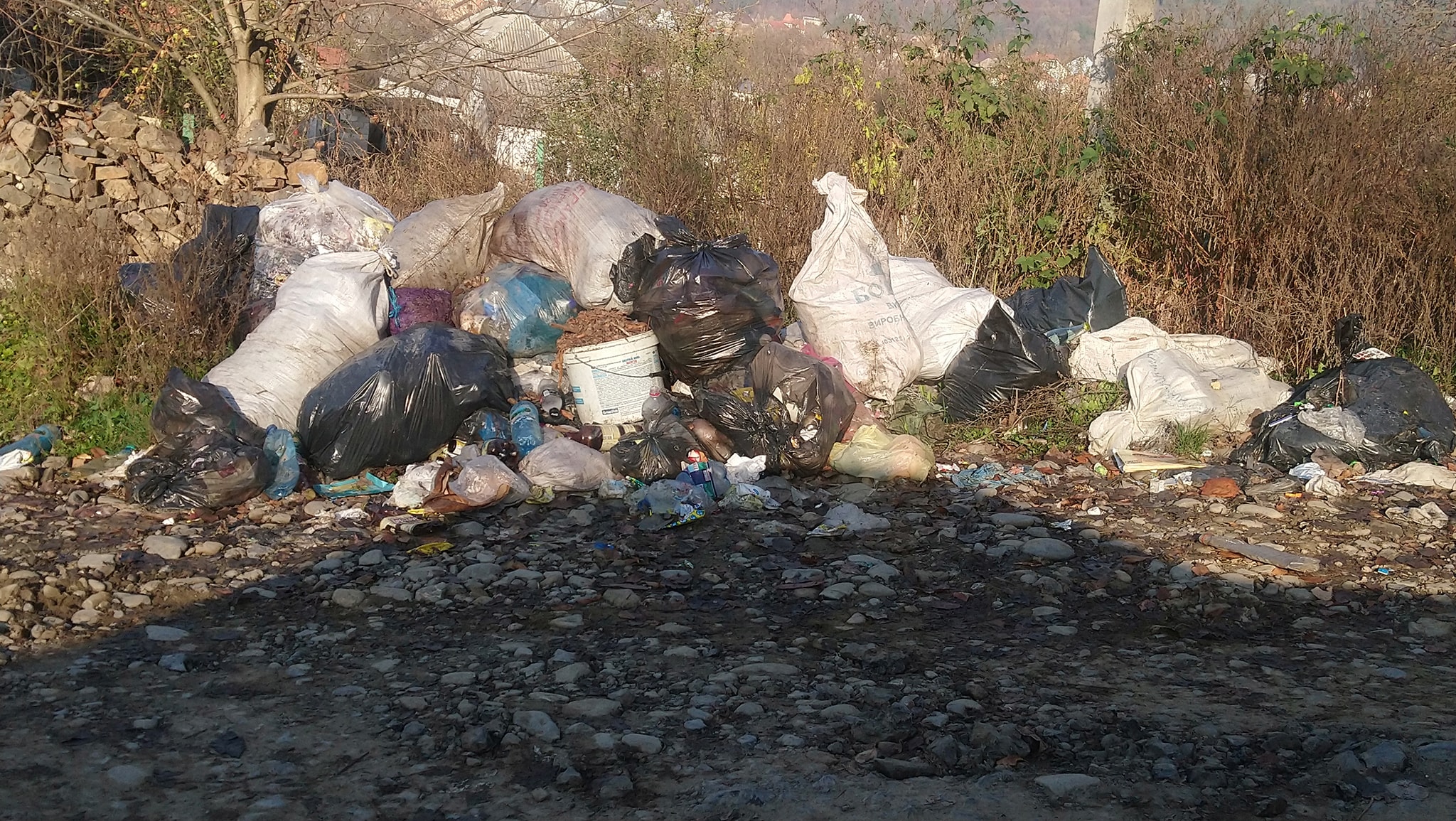 На Іршавщині обурені сміттєвим безладом - соцмережі (ФОТО)