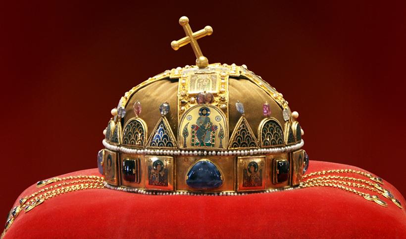 Корона Святого Іштвана в Середньому