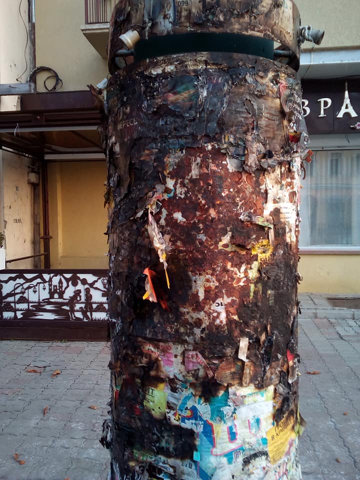 В цетрі міста Мукачево, вночі, невідомі підпалили рекламний стовп - соцмережі (ФОТО)