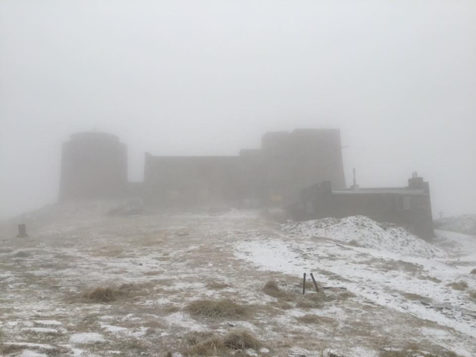 На горі Піп Іван туман, невеликий сніг та мінусова температура (ФОТО)