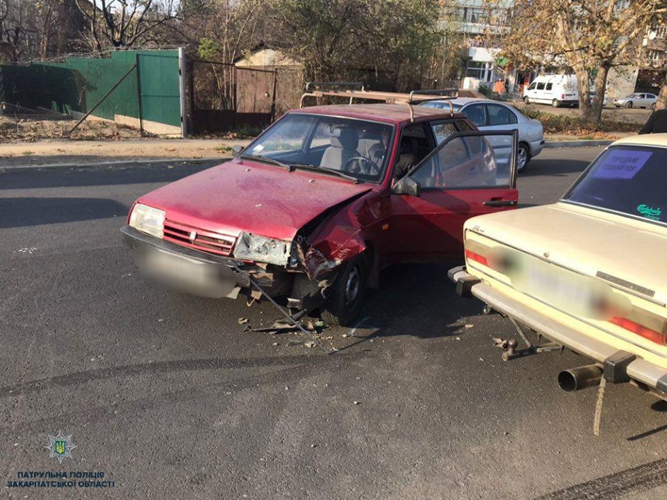 ДТП в Ужгороді: зіткнулися дві автівки ВАЗ (ФОТО)
