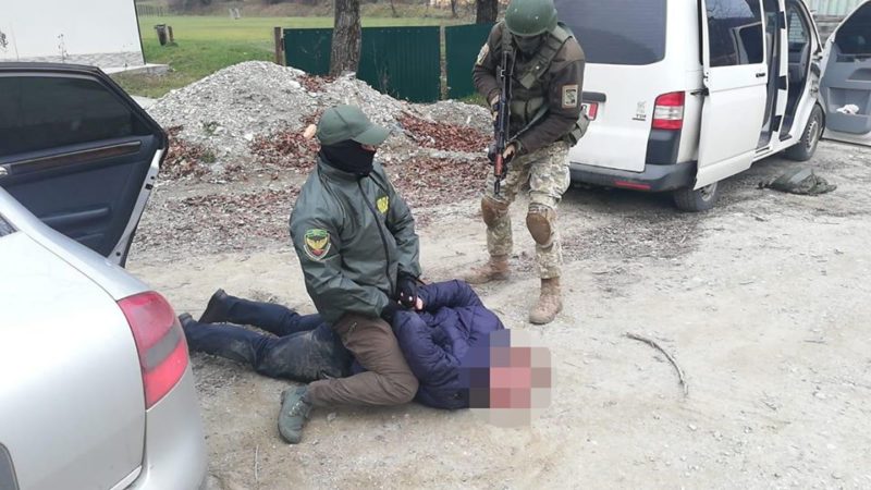 Голову сільради з Рахівщини затримали при підкупі прикордонника (ФОТО, ВІДЕО)