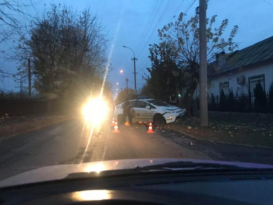 В Ужгороді автівка патрульної поліції вилетіла з дороги (ФОТО, ВІДЕО)