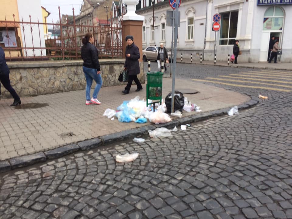 В Мукачеві на вулиці Духновича купи сміття посеред вулиці - соцмережі (ФОТО)