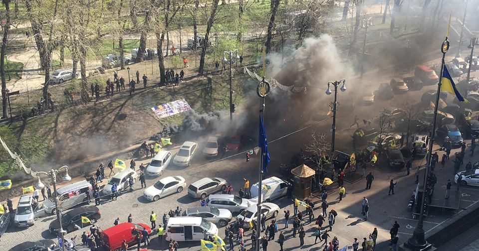 "Євробляхери" запалили димові шашки у центрі столиці