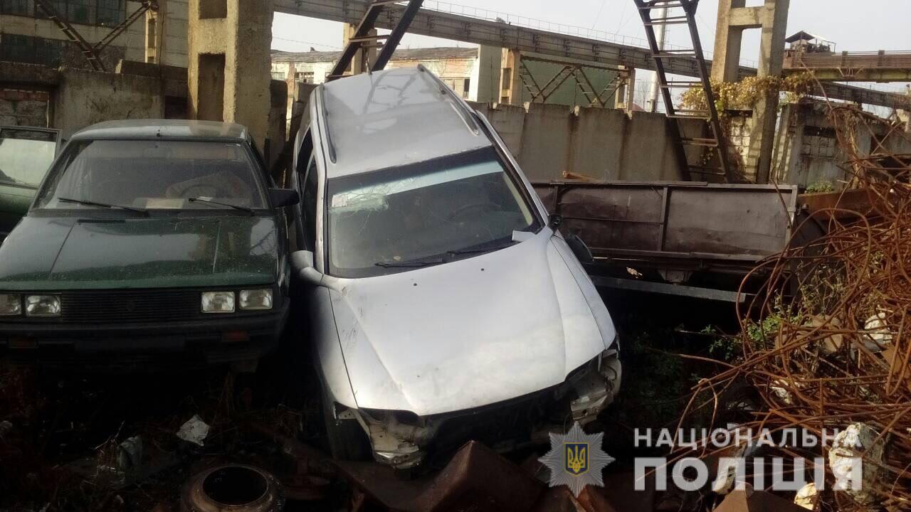 Вкрав авто та здав на металобрухт: поліцейські Мукачівського відділу знайшли викрадене авто (ФОТО)