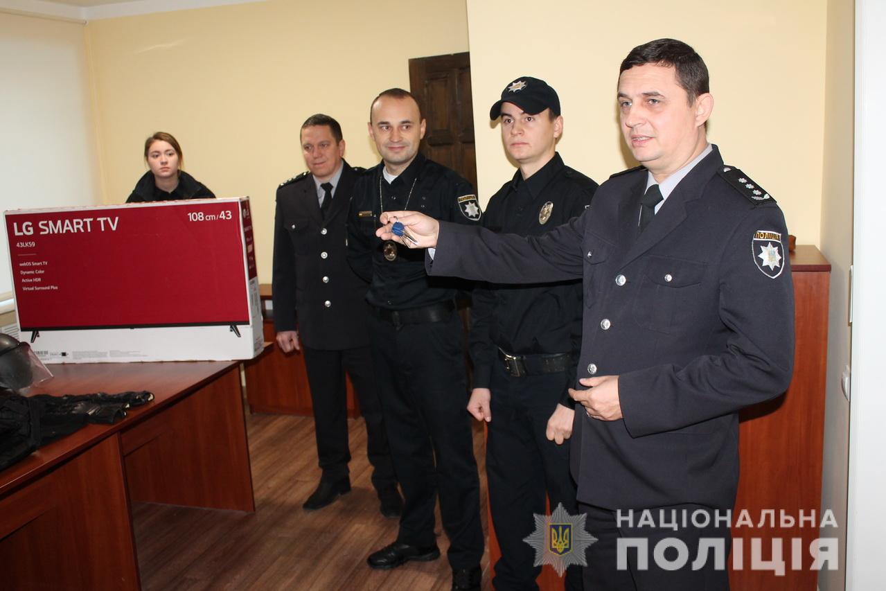 Керівництво Закарпатської поліції привітало зі святом колег-патрульних