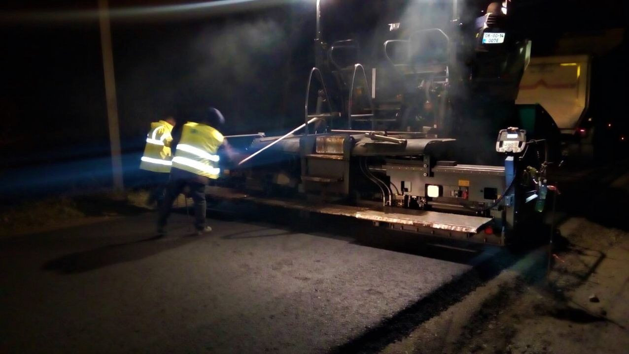 На Закарпатті вночі ремонтують дорогу (ФОТО)