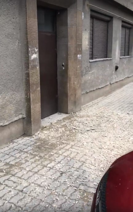 В Мукачеві в центрі міста з будинку обвалюється штукатурка - соцмережі (ВІДЕО)
