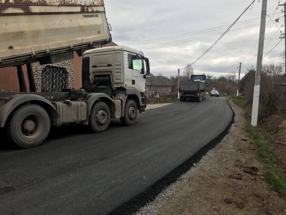 На Ужгородщині триває ремонт обласної дороги «Середнє – Ракошино»