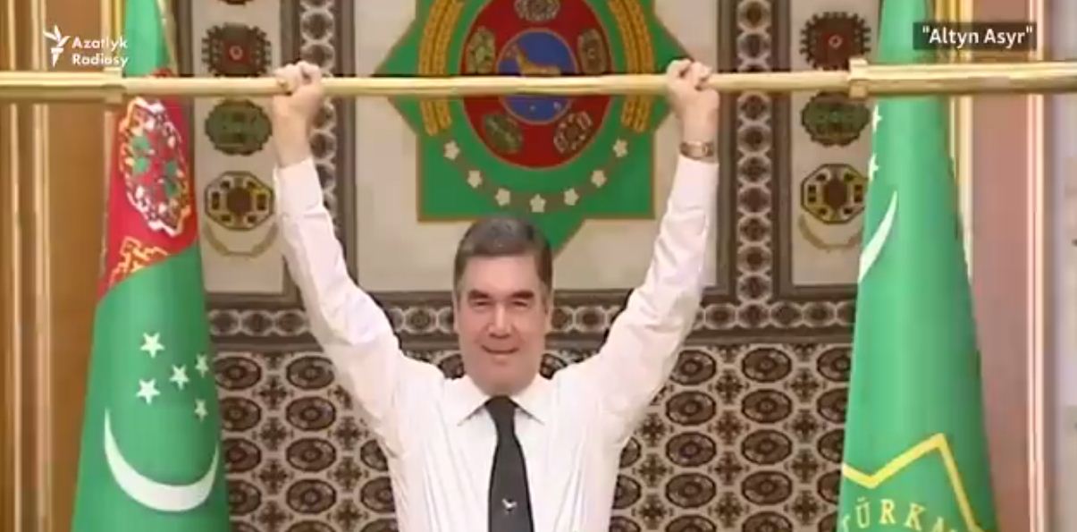 Не "Золотий батон", а золоту штангу піднімає Президент Туркменістану (відео)