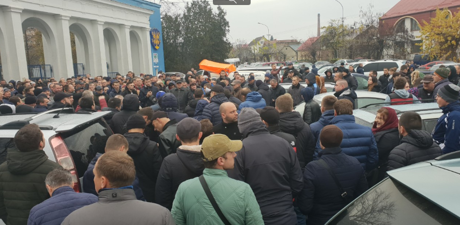 В Ужгороді зібралися сотні власників "євроблях" (ФОТО, ВІДЕО)