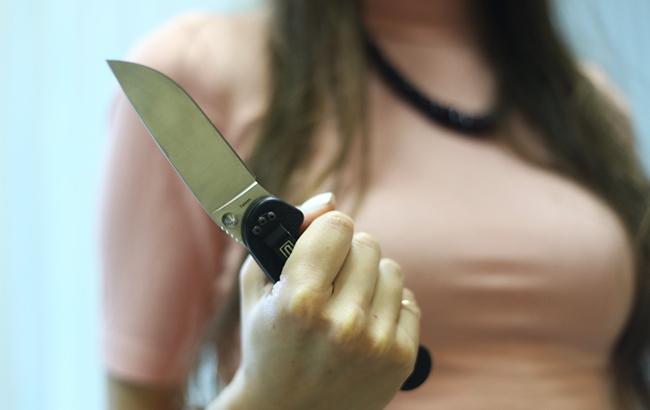 Донька встромила ножа у спину рідній матері