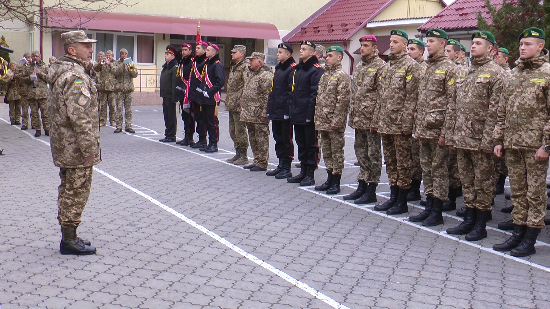 У Мукачеві ліцеїсти вшанували героїв-воїнів що загинули за Батьківщину (ВІДЕО)